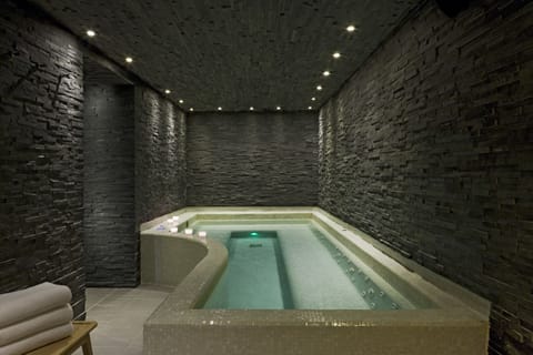 Indoor spa tub