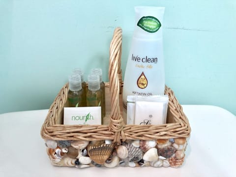 Suite, 1 Queen Bed (Algarve) | Bathroom | Combined shower/tub, free toiletries, hair dryer, bathrobes