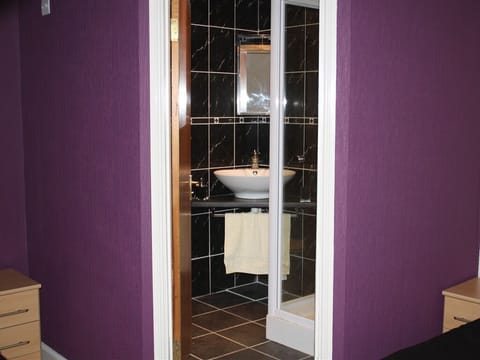 Triple Room, Ensuite (Sleeping 3) | Bathroom