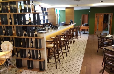 2 bars/lounges
