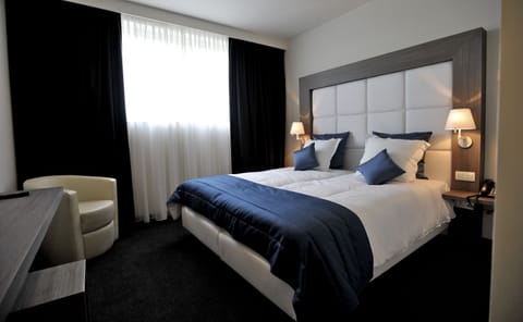 Premium bedding, down comforters, in-room safe, desk