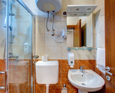 Double Room | Bathroom amenities | Shower, rainfall showerhead, free toiletries, hair dryer