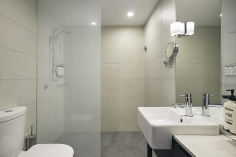 Shower, rainfall showerhead, free toiletries, hair dryer