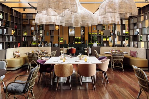 2 restaurants; breakfast, lunch, and dinner served