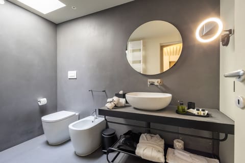 Superior Double or Twin Room, 1 Bedroom | Bathroom | Rainfall showerhead, free toiletries, hair dryer, slippers