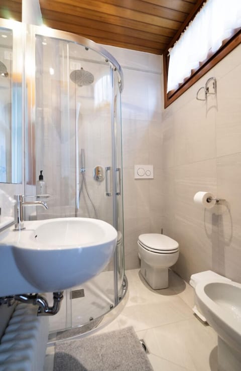 Classic Double or Twin Room | Bathroom | Free toiletries, hair dryer, bidet, towels