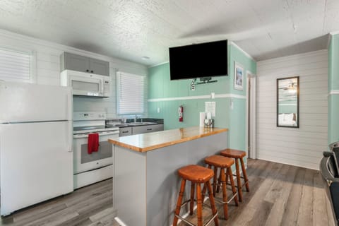 Room 1 Queen/Queen Kitchenette | Private kitchen