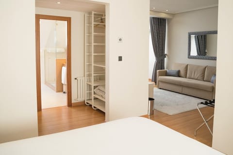 Desk, soundproofing, free WiFi, bed sheets