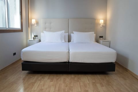 Desk, soundproofing, free WiFi, bed sheets