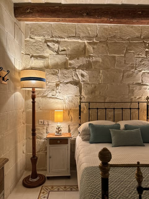 Economy Double Room | Desk, laptop workspace, iron/ironing board, free WiFi