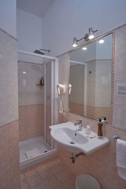 Shower, rainfall showerhead, free toiletries, hair dryer