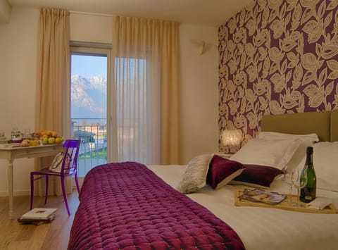 Premium bedding, down comforters, minibar, in-room safe