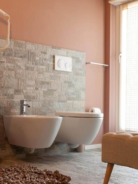 Junior Suite | Bathroom | Shower, rainfall showerhead, designer toiletries, hair dryer