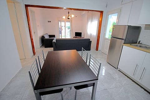 House, 2 Bedrooms | Private kitchen | Fridge, stovetop, coffee/tea maker, electric kettle
