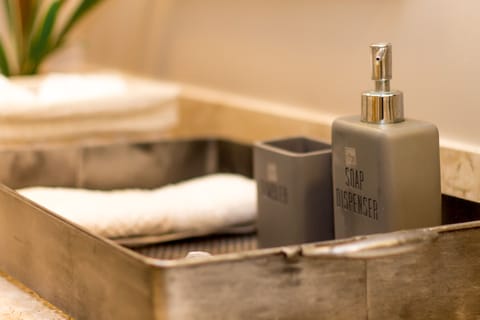 Traditional Double or Twin Room (Suite Bege) | Bathroom amenities | Free toiletries, hair dryer, bathrobes, towels