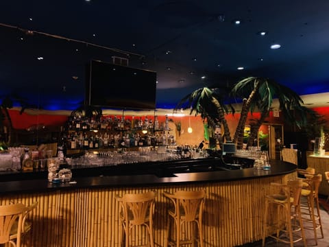 3 bars/lounges