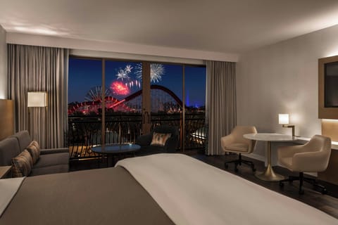 Studio, 1 King Bed with Sofa bed, Theme Park View | Egyptian cotton sheets, premium bedding, down comforters, pillowtop beds