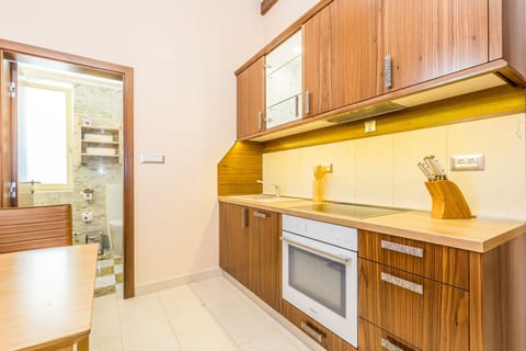 Deluxe Apartment | Private kitchen | Fridge, oven, stovetop, dishwasher