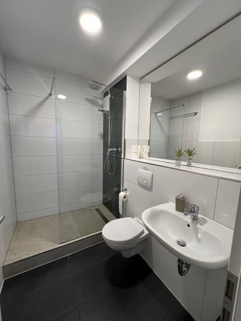 Double Room | Bathroom | Shower, rainfall showerhead, free toiletries, hair dryer