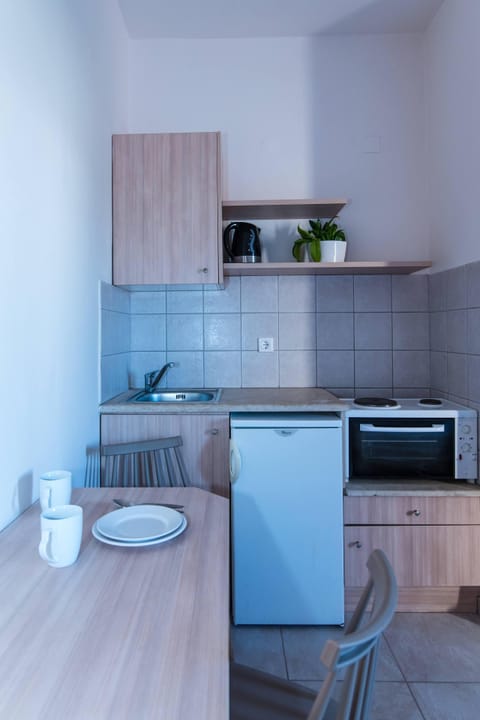 Standard Twin/Double Studio | Private kitchenette | Mini-fridge, oven, stovetop, electric kettle