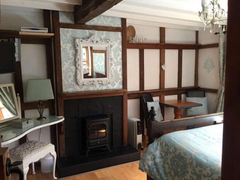 Cottage | Blackout drapes, iron/ironing board, free WiFi, bed sheets