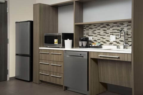 Full-size fridge, microwave, dishwasher, coffee/tea maker
