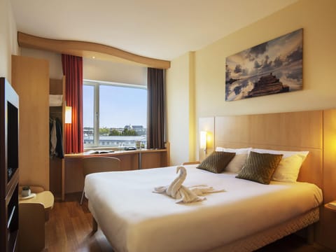 Premium Room, 1 Double Bed, City View | In-room safe, desk, soundproofing, iron/ironing board