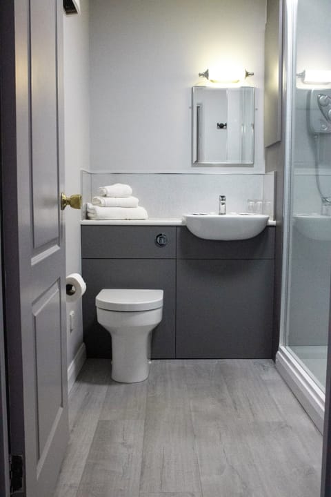 Deep soaking tub, free toiletries, hair dryer, towels