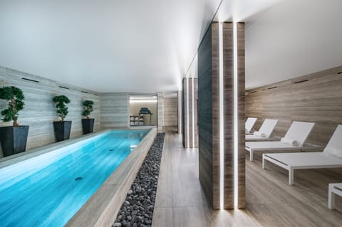 Indoor spa tub