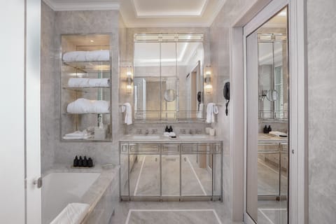 Beatrice Suite | Bathroom | Combined shower/tub, designer toiletries, hair dryer, bathrobes