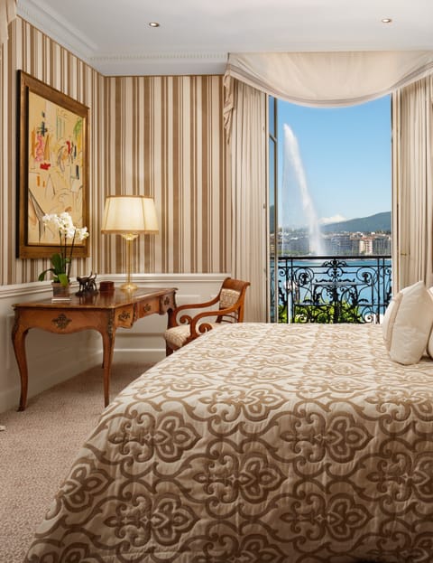 Suite (Bellevue) | Egyptian cotton sheets, premium bedding, down comforters, pillowtop beds