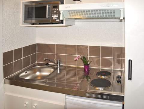 Classic Studio | Private kitchenette | Fridge, microwave, stovetop, cookware/dishes/utensils