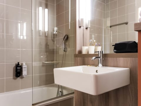 Family Room, 2 Double Beds | Desk, soundproofing, free cribs/infant beds, free WiFi