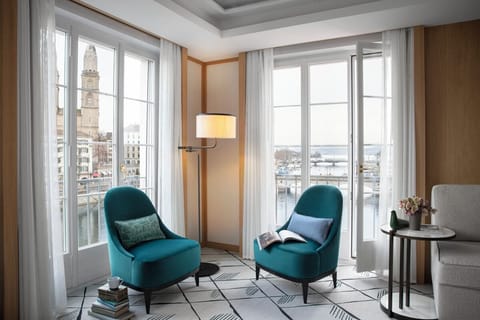 Hypo-allergenic bedding, Select Comfort beds, minibar, in-room safe