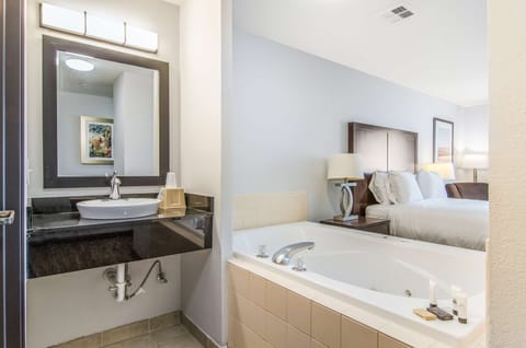Room, 1 Queen Bed, Jetted Tub | Bathroom | Combined shower/tub, towels