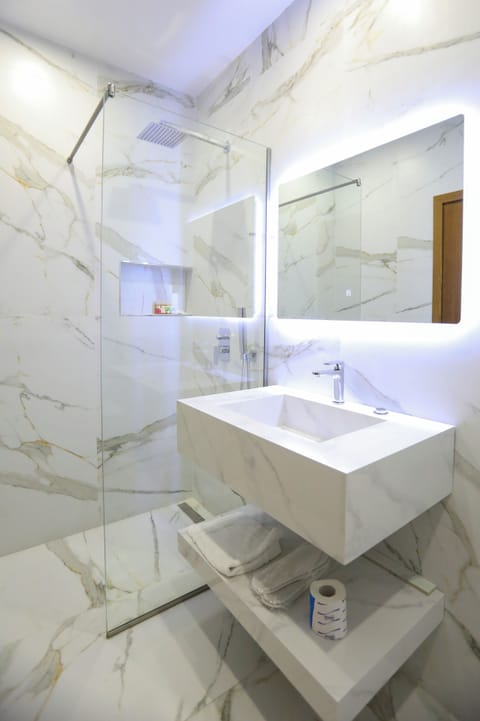 Family Room, Sea View | Bathroom | Combined shower/tub, free toiletries, hair dryer, bathrobes