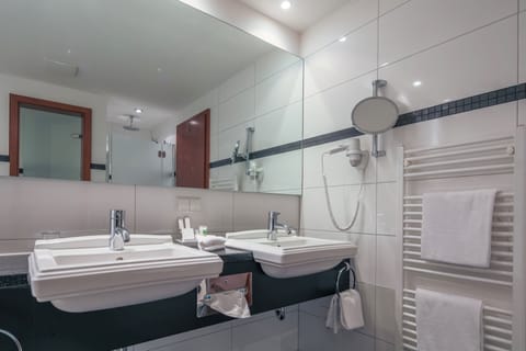 Deep soaking tub, free toiletries, hair dryer, bathrobes