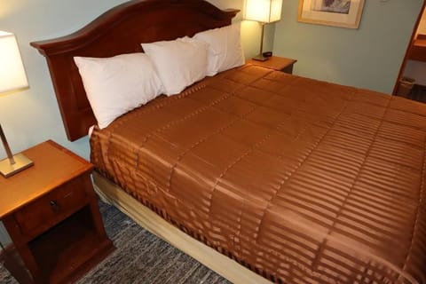Standard Room, 1 King Bed, Non Smoking (Not Pet Friendly) | Free WiFi, bed sheets