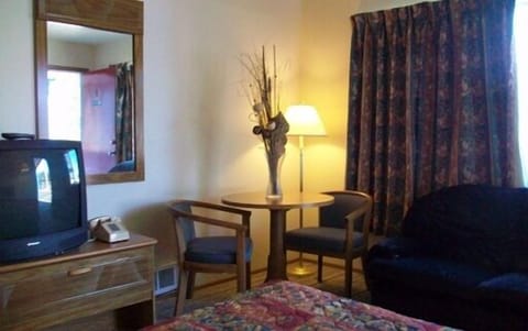 Standard Room, 1 King Bed, Non Smoking (Not Pet Friendly) | Living area | 42-inch flat-screen TV with cable channels, TV, Netflix