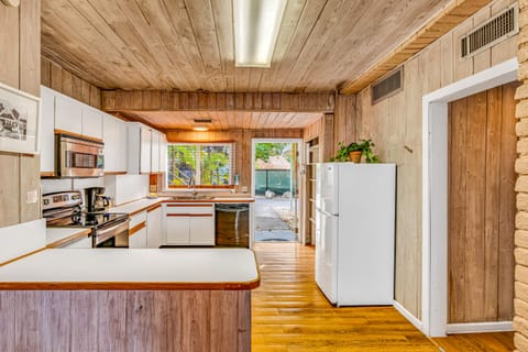 Room | Living area | Flat-screen TV, streaming services