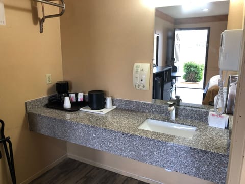 Combined shower/tub, deep soaking tub, free toiletries, towels
