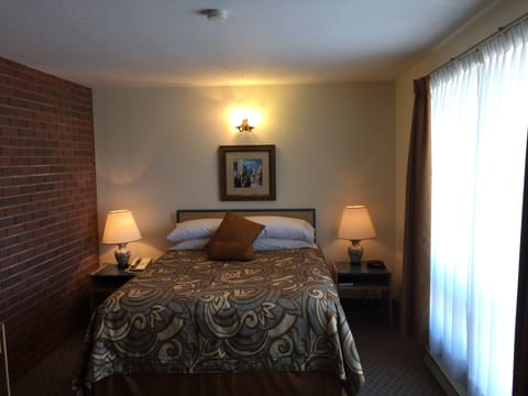 Desk, soundproofing, iron/ironing board, free WiFi