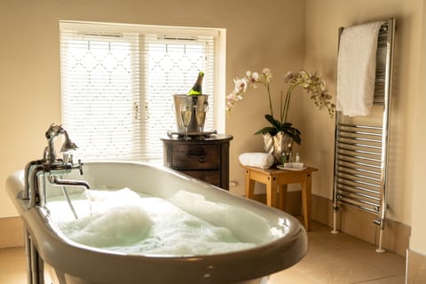 Superior Double Room | Bathroom | Combined shower/tub, free toiletries, hair dryer, towels