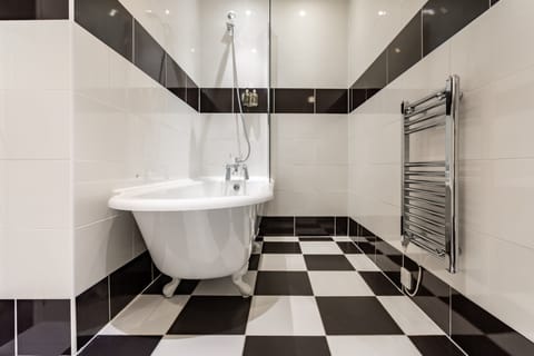 Suite | Bathroom | Combined shower/tub, eco-friendly toiletries, hair dryer, towels
