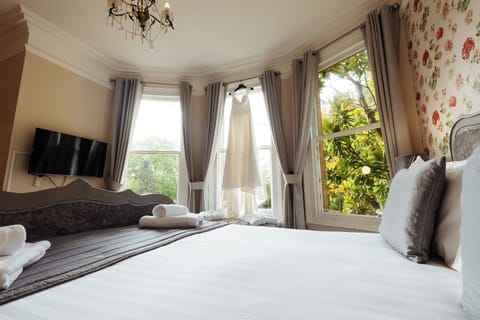Suite | Iron/ironing board, free WiFi, bed sheets