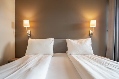 Premium bedding, desk, rollaway beds, bed sheets