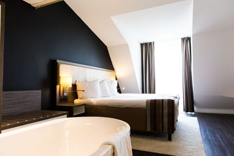 Suite, 1 Double Bed, Non Smoking, Bathtub | Egyptian cotton sheets, premium bedding, in-room safe