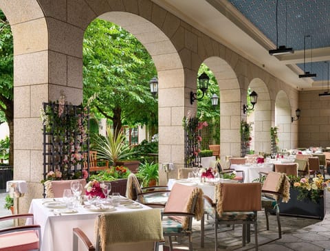2 restaurants; breakfast, lunch, dinner, and brunch served