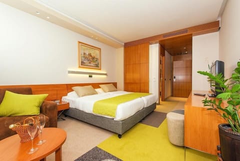 Superior Room | Premium bedding, down comforters, memory foam beds, minibar