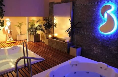 Couples treatment rooms, sauna, hot tub, steam room, body treatments